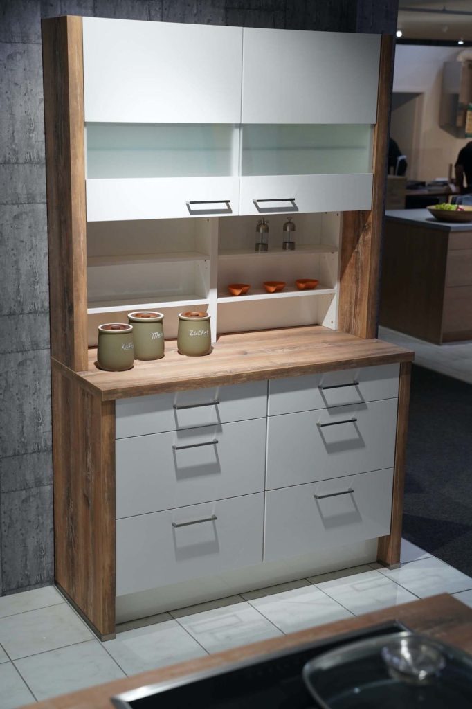 Flash-L-Kueche-Nobilia-Flash-modern-weiss-Hochglanz-Arbeitsplatte-Echtholz-mit-Wandschrank