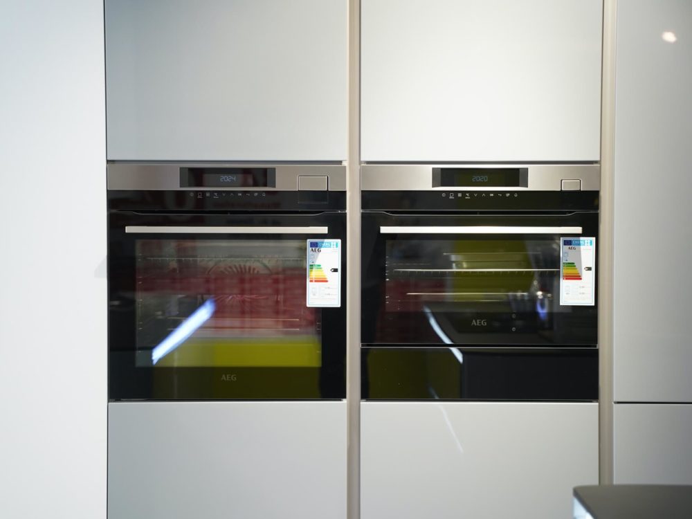 Interliving Design Inselküche LED Lack Hochglanz grau mit Griffmulden