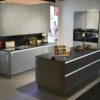 Interliving Design Inselküche Lack Hochglanz grau mit LED Griffmulden