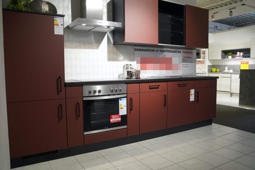 Küchenzeile Lacklaminat Rost Rot Schwarze Arbeitsplatte
