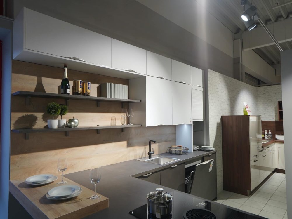 L-Küche Nobilia Riva Beton Steingrau mit Wandschrank und Esstheke