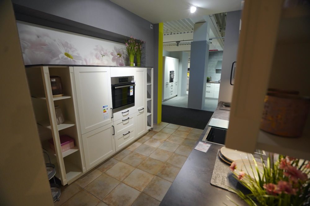 Landhausküche Cascada Lacklaminat weiß mit Wandschrank und E-Geräten Nobilia