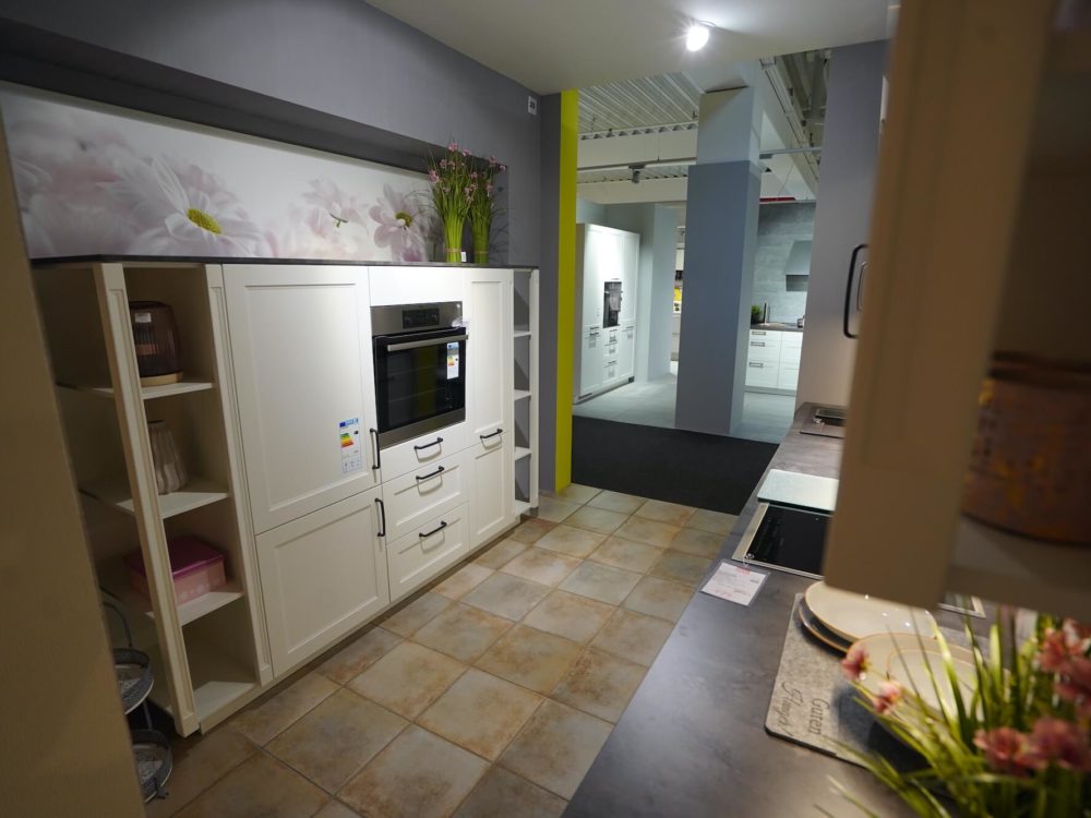 Landhausküche Cascada Lacklaminat weiß mit Wandschrank und E-Geräten Nobilia