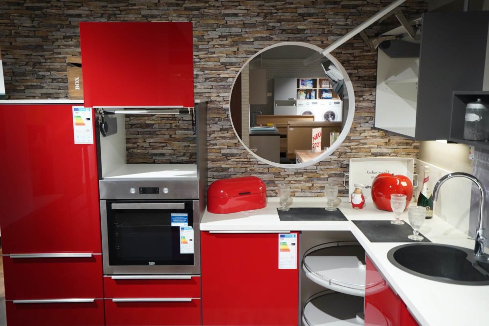 Moderne Nobilia Flash U-Küche Lacklaminat rot Hochglanz