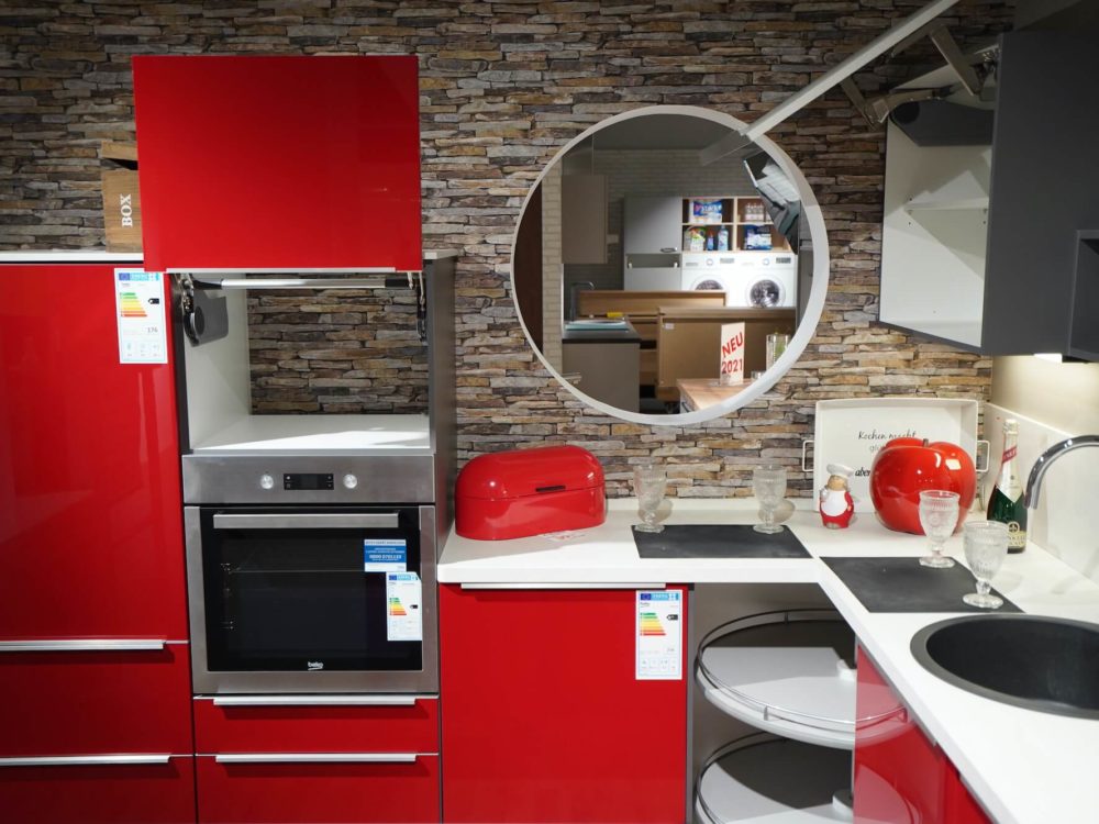 Moderne Nobilia Flash U-Küche Lacklaminat rot Hochglanz