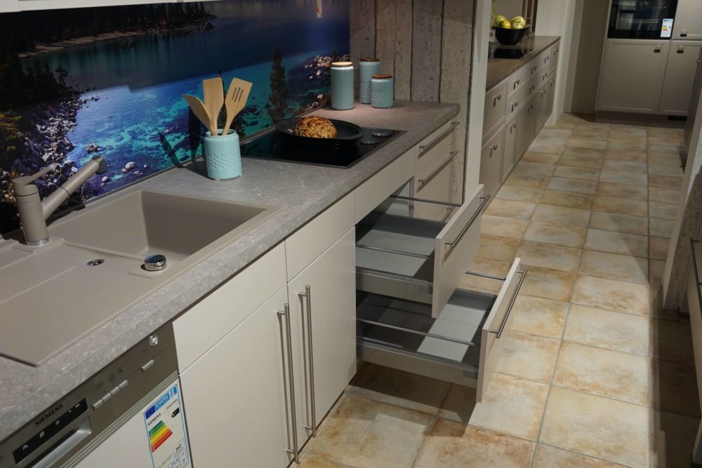Moderne Nobilia Inselküche Sand Farbe mit Esstresen Wandschrank und Siemens Elektrogeräten