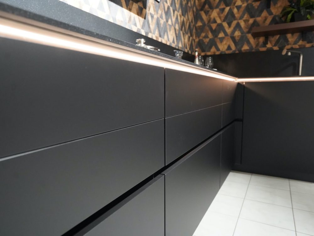 Nobilia Designküche Lacklaminat schwarz matt mit Wandschrank Nussbaum L-Form