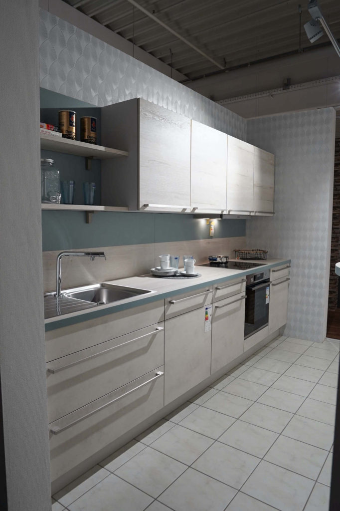 Nobilia-Kuechenzeile-Riva-Weissbeton-seidengrau-mit-Wandschrank-und-Tresen