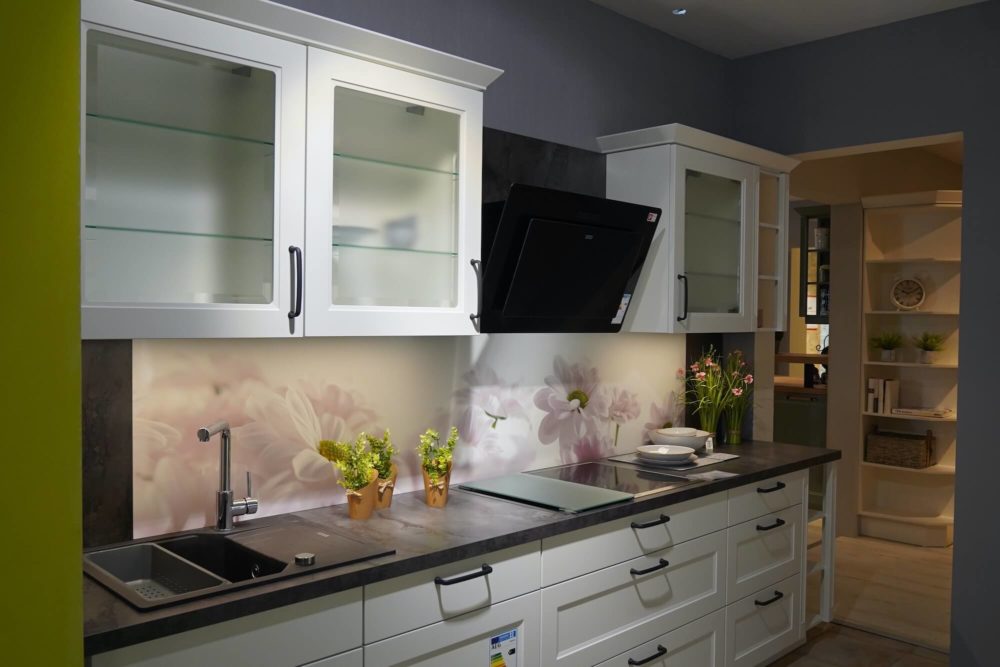 Nobilia Landhausküche Cascada Lacklaminat weiß mit Wandschrank und E-Geräten