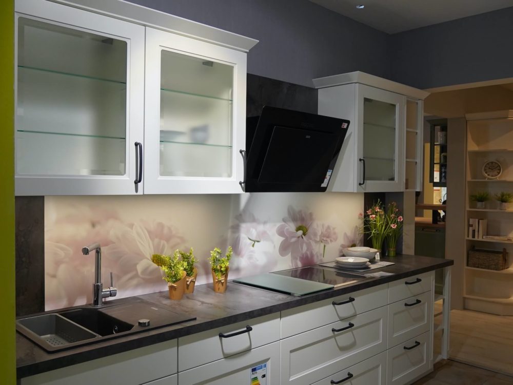 Nobilia Landhausküche Cascada Lacklaminat weiß mit Wandschrank und E-Geräten
