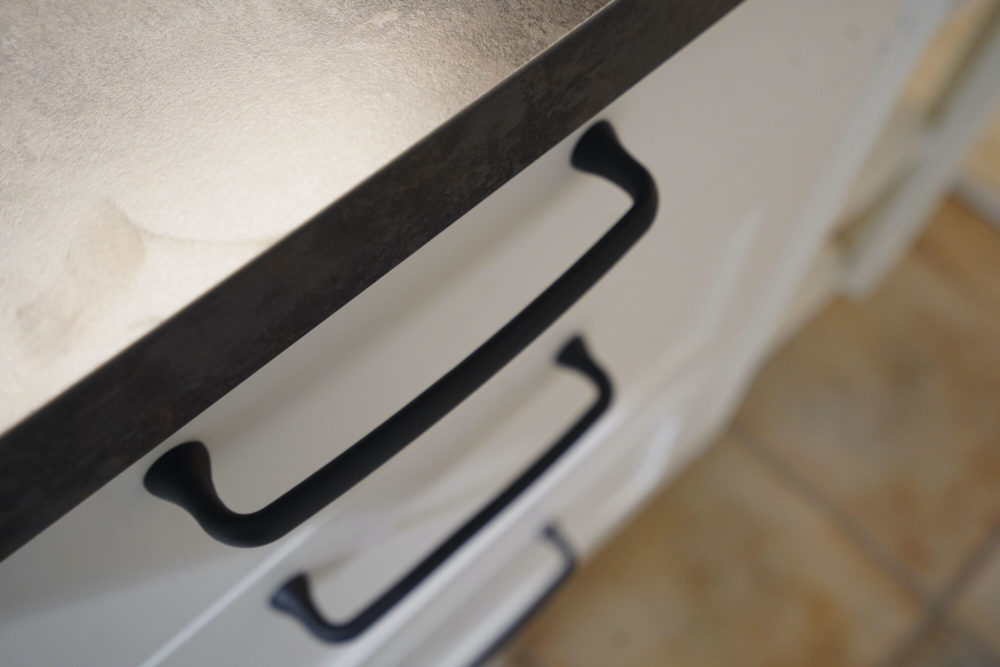 Nobilia Landhausküche Cascada weiß mit Wandschrank und E-Geräten Lacklaminat