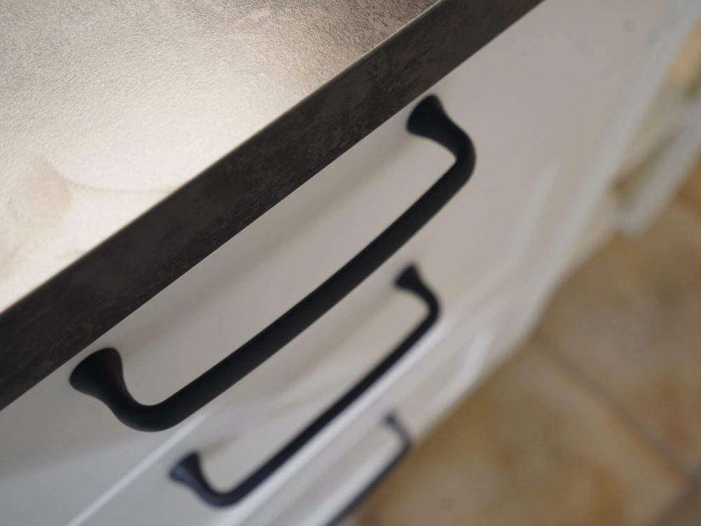 Nobilia Landhausküche Cascada weiß mit Wandschrank und E-Geräten Lacklaminat