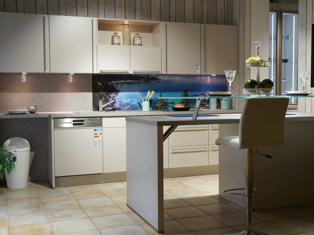 Nobilia moderne Inselküche Sand Farbe mit Esstresen Wandschrank und Siemens Elektrogeräten
