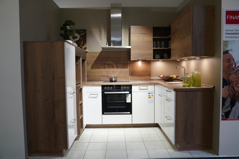 Nobilia moderne U-Küche Lacklaminat Hochglanz alpinweiß und Arbeitsplatte Eiche mit Junker E-Geräten
