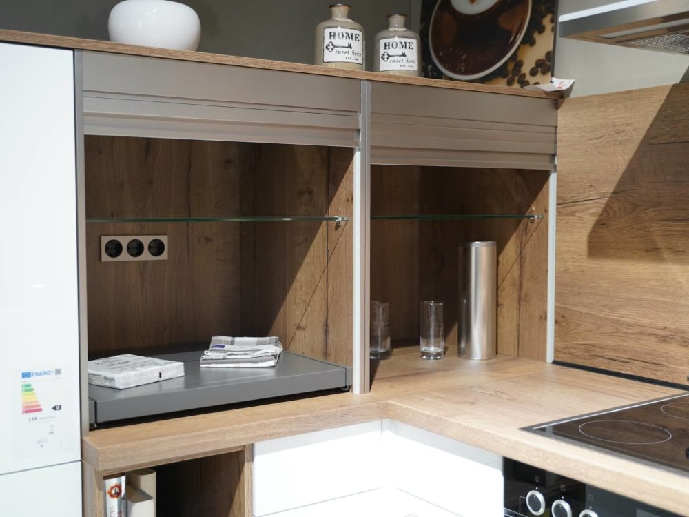 Nobilia moderne U-Küche Lacklaminat Hochglanz alpinweiß und Arbeitsplatte Eiche mit Junker E-Geräten U-Küche