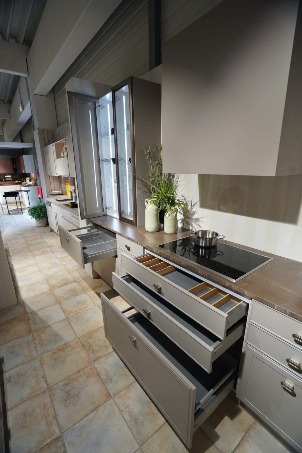 Nolte Design Inselküche Torino Arbeitsplatte und Hausgeräte Lack Marmor