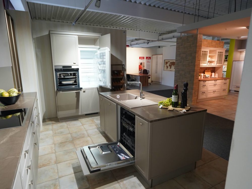 Nolte Design Inselküche Torino Lack Marmor Arbeitsplatte und Hausgeräte