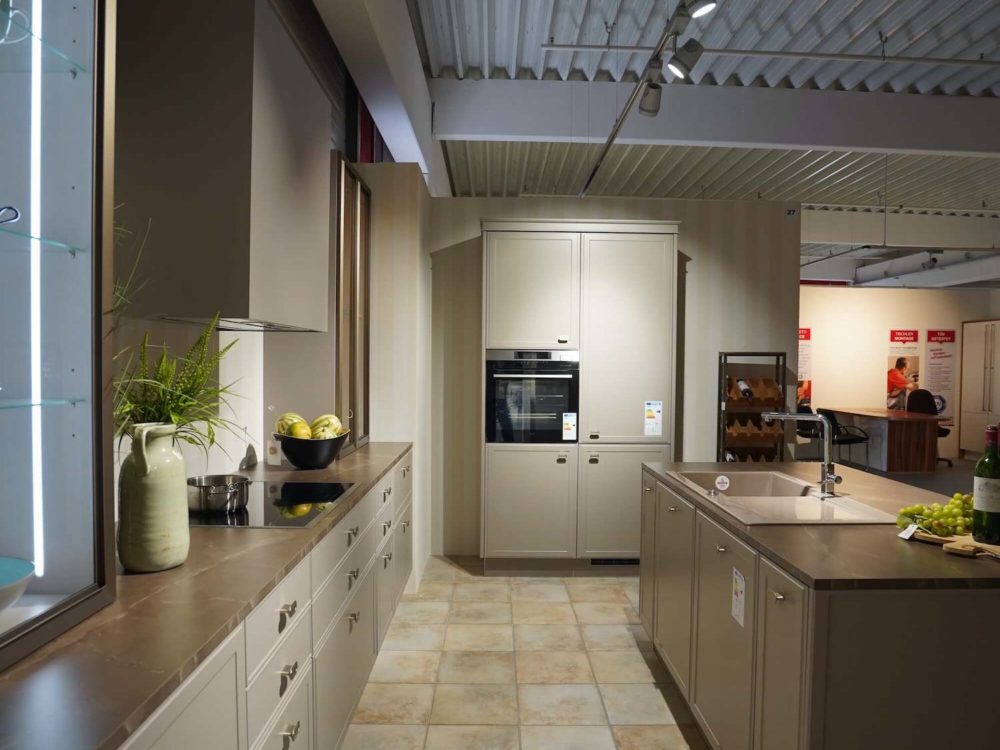 Torino Nolte Design Inselküche Lack Marmor Arbeitsplatte und Hausgeräte