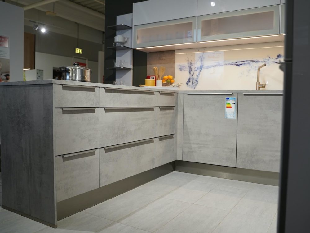 U-Küche modern beton Edelstahl Griffleisten Fronten
