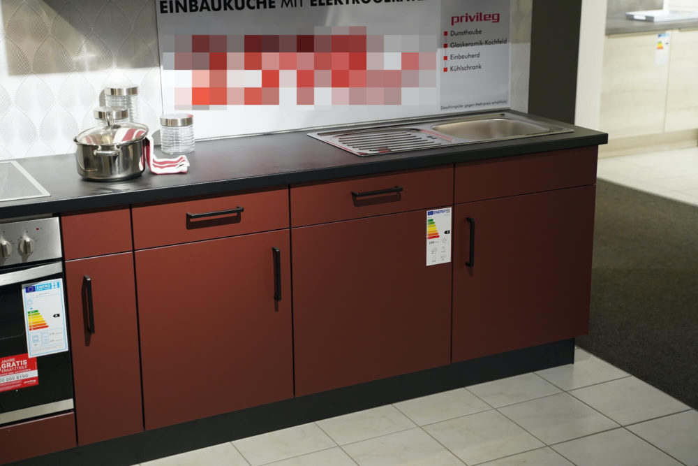 Moderne Nobilia Küchenzeile Lacklaminat Rost Rot mit schwarzer Arbeitsplatte und E-Geräten