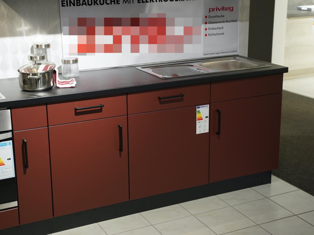 Moderne Nobilia Küchenzeile Lacklaminat Rost Rot mit schwarzer Arbeitsplatte und E-Geräten