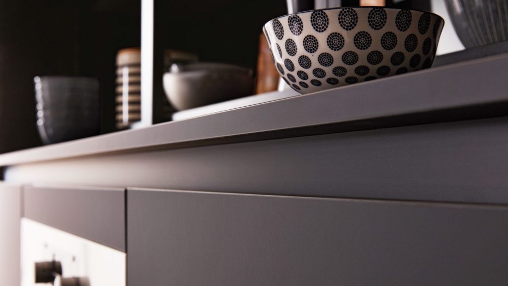 Design schwarz softmatt grifflos Arbeitsplatte Marmor und Hochschrank Insel Küche