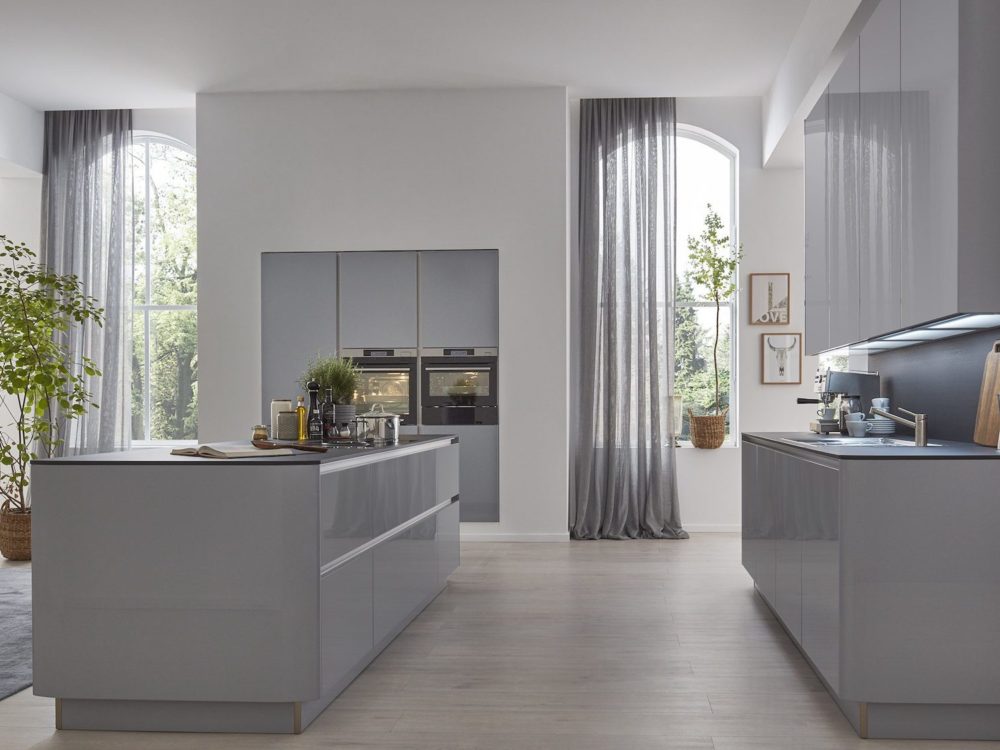 Grau Design L-Küche mit AEG E-Geräten Hochglanz Lack