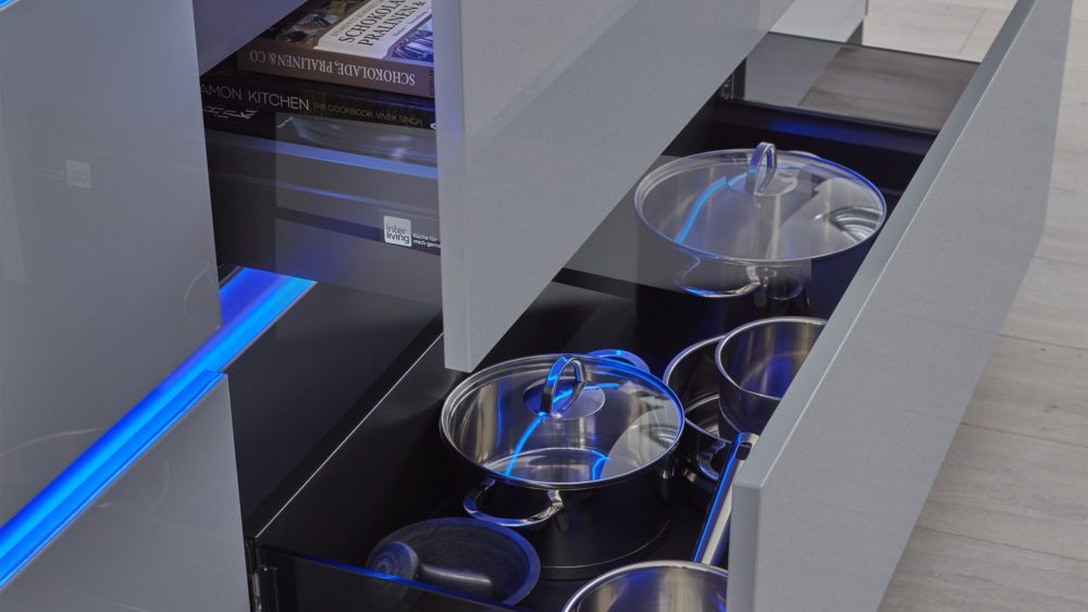 Grau Hochglanz Lack Design L-Küche mit AEG E-Geräten