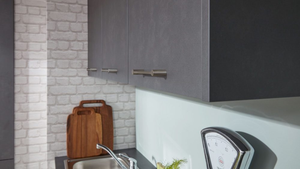 Moderne Küchenzeile Lack Laminat und Hochschrank Stahl grau weiß