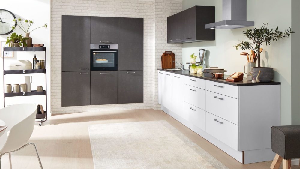 Moderne Küchenzeile Lack Laminat weiß und Stahl grau Hochschrank Stahl grau