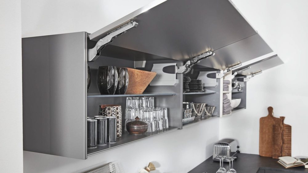 Moderne L-Küche quarz-grau Edelstahl Griffe Lack hochglanz