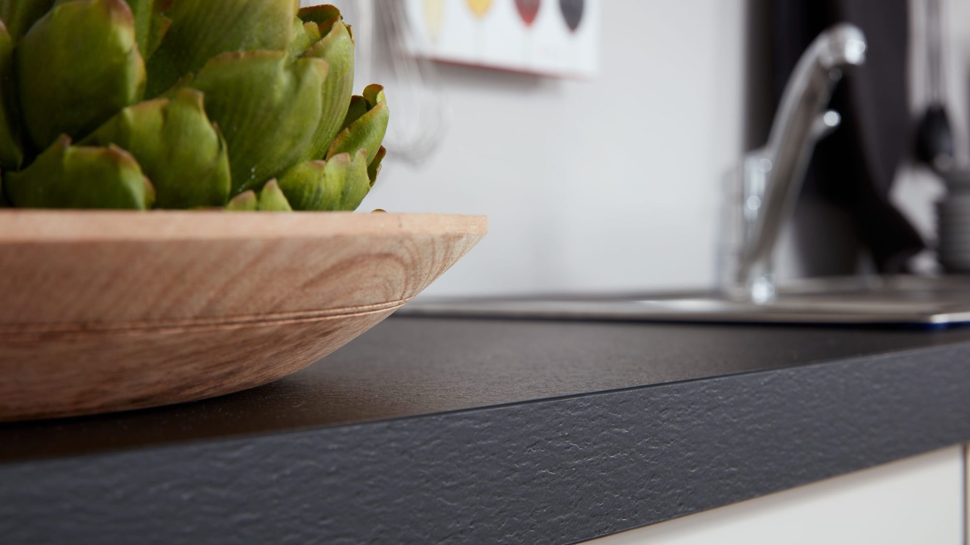 L-Küche modern weiß softmatt schwarze Arbeitsplatte