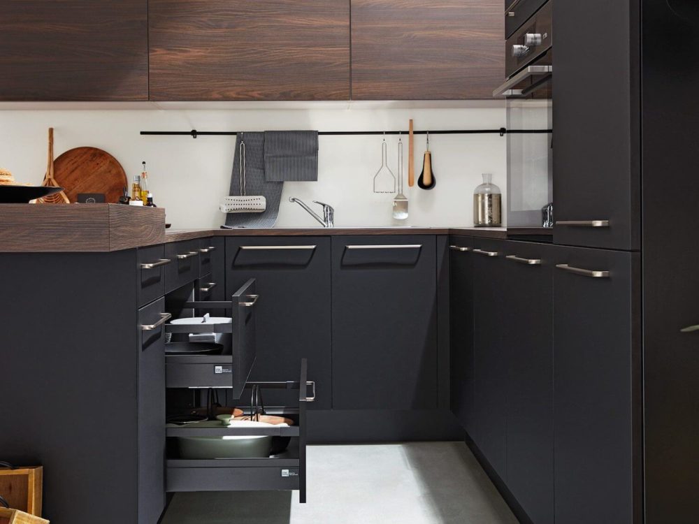 U-Küche modern schwarz softmatt und Arbeitsplatte Nusbaum