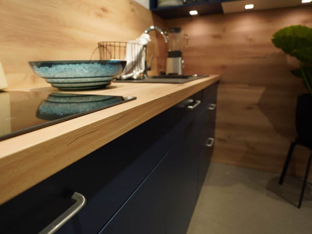 Express Küche Blau Ultramatt Arbeitsplatte Holz