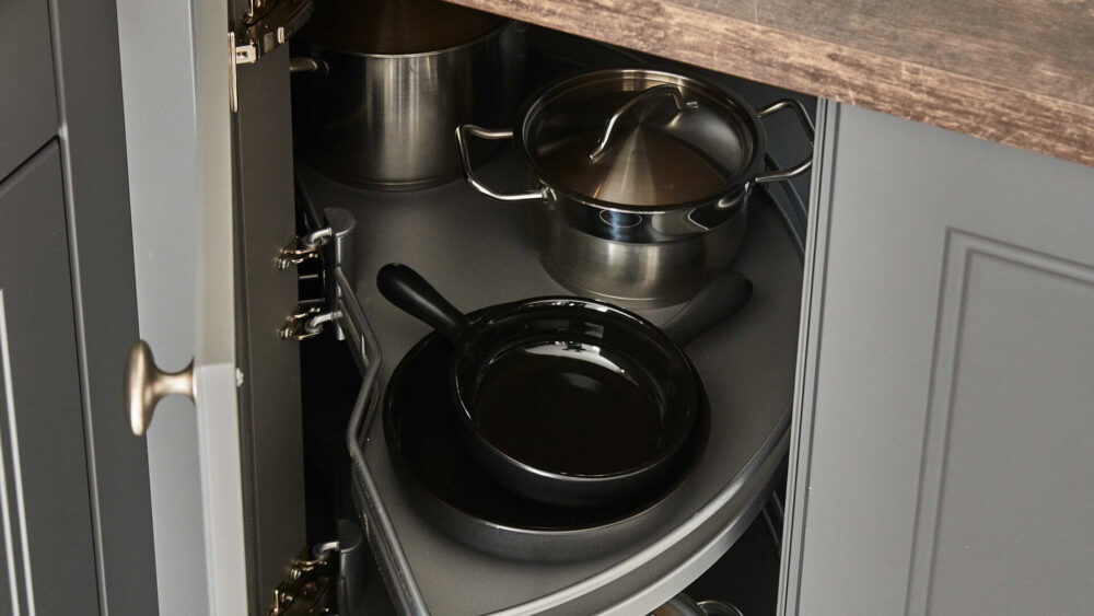Nolte moderne Landhausküche Eiche mit Le mans Schrank