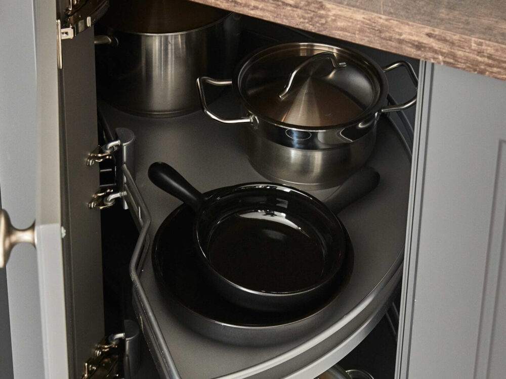 Nolte moderne Landhausküche Eiche mit Le mans Schrank