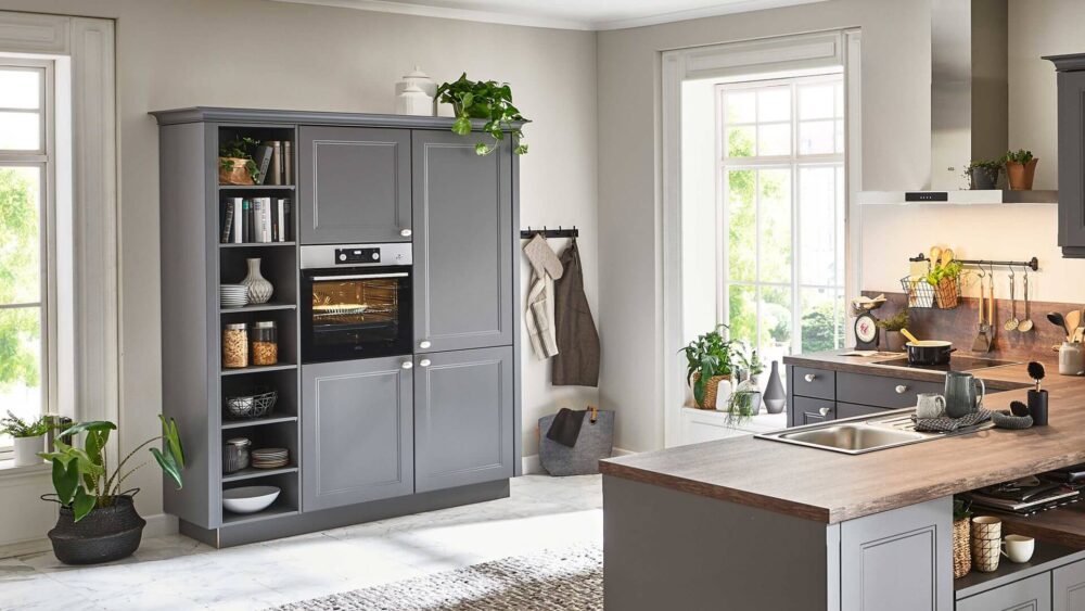 Nolte moderne Landhausküche grau mit Hochschrank